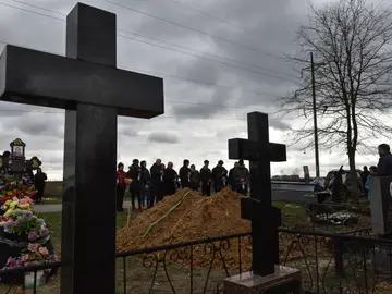 Ceremonia fúnebre de un hombre supuestamente asesinado por soldados rusos en Bucha Ceremonia fúnebre de un hombre supuestamente asesinado por soldados rusos en Bucha