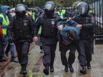 Imagen de varios policías deteniendo a protestantes en Rusia