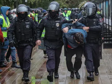 Imagen de varios policías deteniendo a protestantes en Rusia Imagen de varios policías deteniendo a protestantes en Rusia