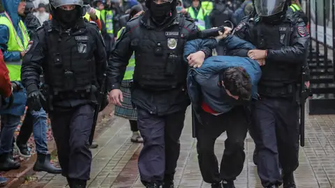 Imagen de varios policías deteniendo a protestantes en Rusia Imagen de varios policías deteniendo a protestantes en Rusia