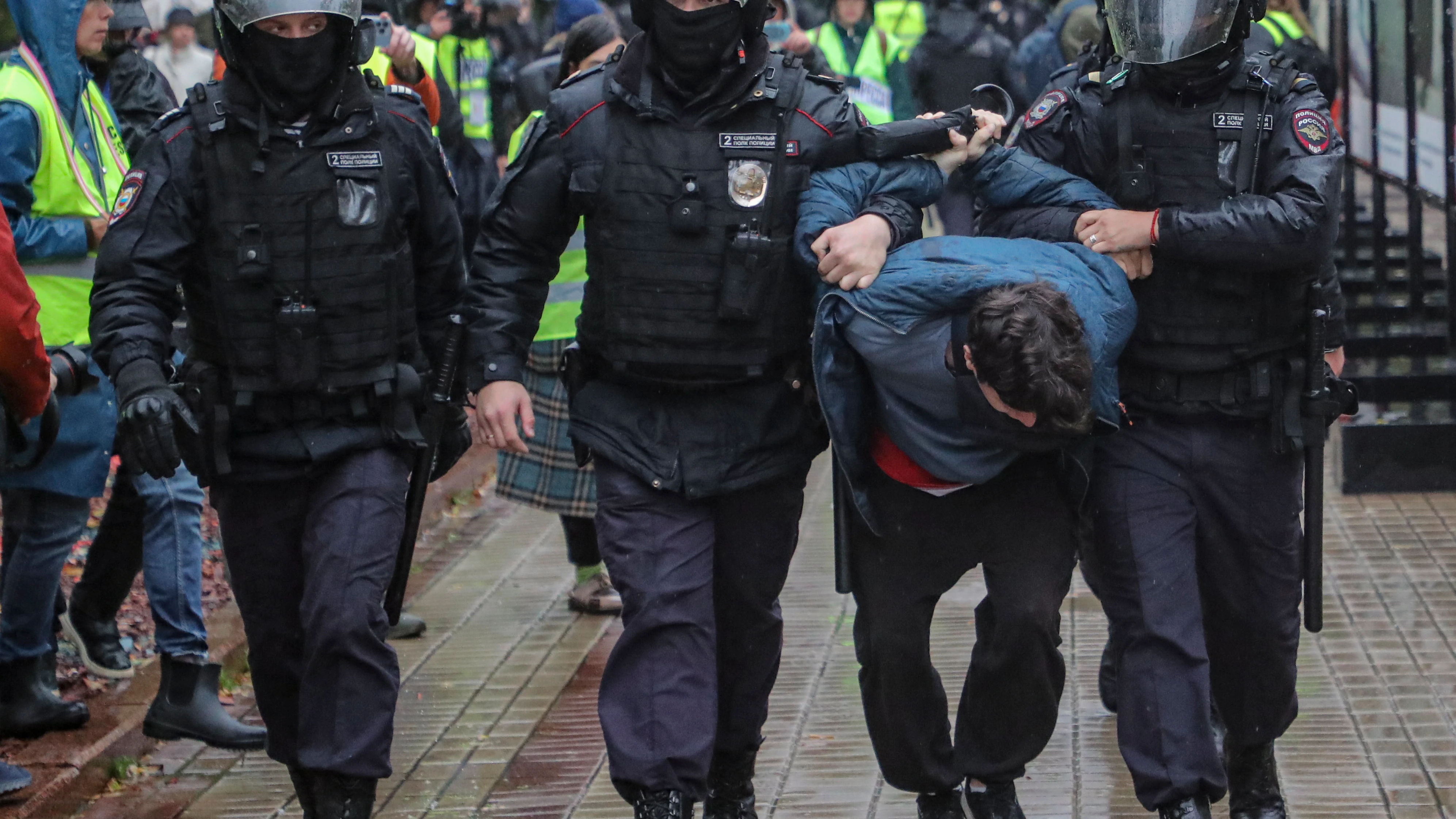 Imagen de varios polic&iacute;as deteniendo a protestantes en Rusia