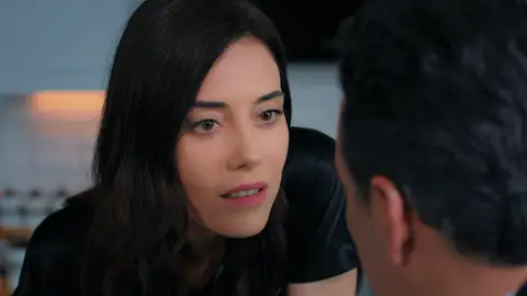 Asya pone a Volkan contra las cuerdas: “Dile a Derin que me quieres y pídele el divorcio" Asya pone a Volkan contra las cuerdas: “Dile a Derin que me quieres y pídele el divorcio"