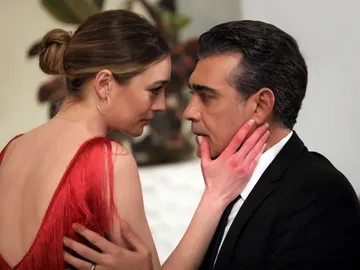 Volkan cae rendido ante Derin y da un paso atrás: ¡No se atreve a decirle que quiere divorciarse de ella! Volkan cae rendido ante Derin y da un paso atrás: ¡No se atreve a decirle que quiere divorciarse de ella!