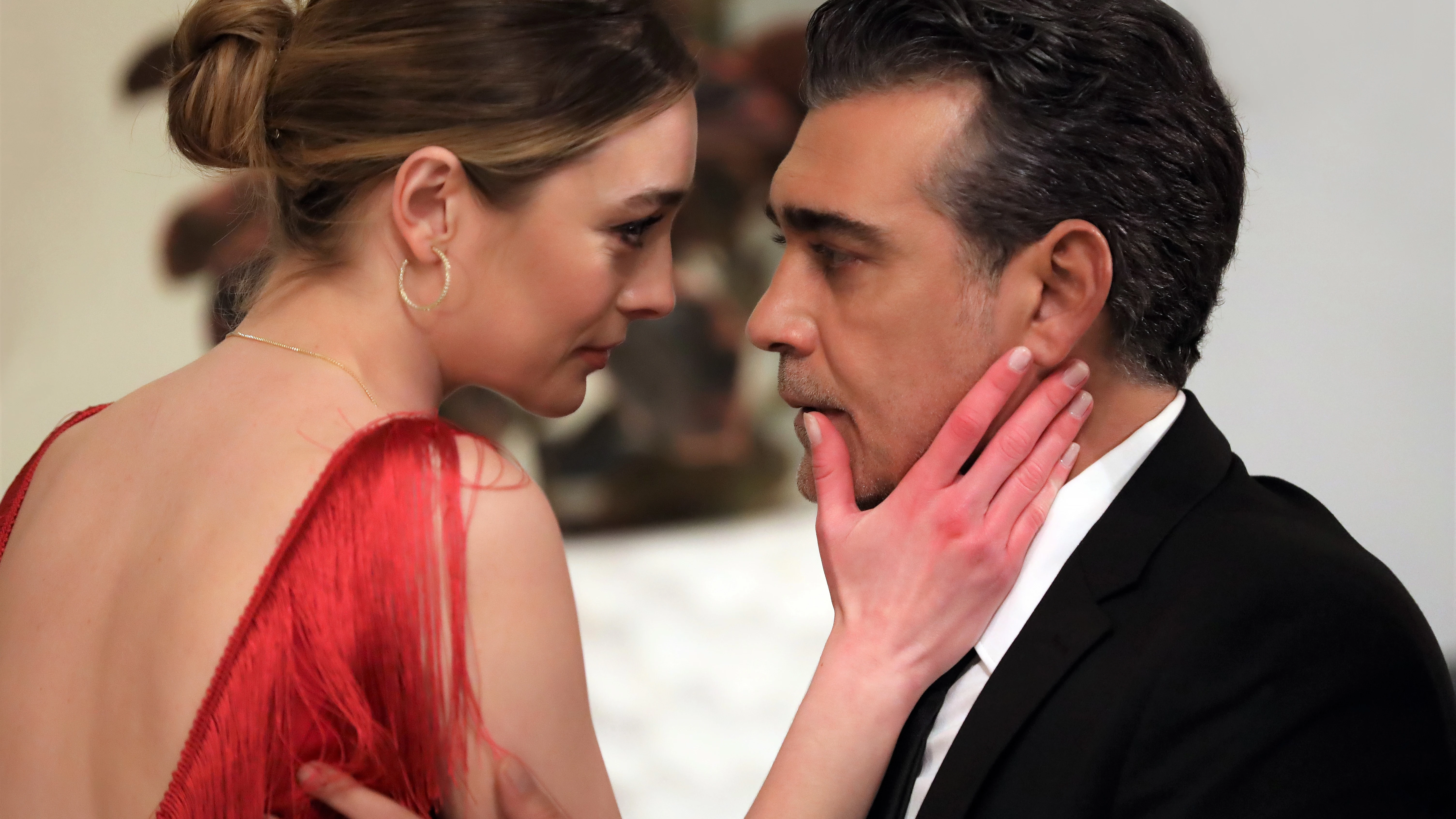 Volkan cae rendido ante Derin y da un paso atrás: ¡No se atreve a decirle que quiere divorciarse de ella! Volkan cae rendido ante Derin y da un paso atrás: ¡No se atreve a decirle que quiere divorciarse de ella!