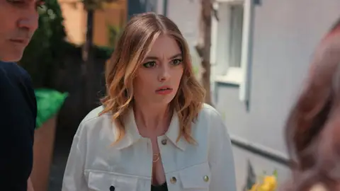 Asya vuelve a casa y le enseña a Volkan las pruebas que demuestran que Derin la amenazó: "Voy a denunciarte" Asya vuelve a casa y le enseña a Volkan las pruebas que demuestran que Derin la amenazó: "Voy a denunciarte"