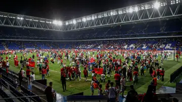 Cientos de aficionados se cuelan en el RCDE Stadium y asaltan el césped durante el Marruecos - Chile Cientos de aficionados se cuelan en el RCDE Stadium y asaltan el césped durante el Marruecos - Chile