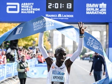 Kipchoge lo vuelve a hacer: nuevo récord del mundo de maratón