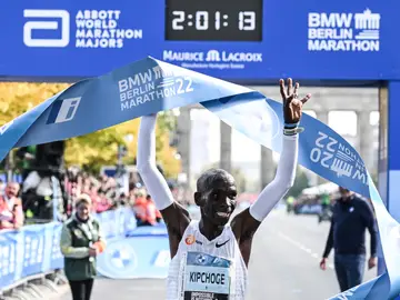 Kipchoge lo vuelve a hacer: nuevo récord del mundo de maratón Kipchoge lo vuelve a hacer: nuevo récord del mundo de maratón