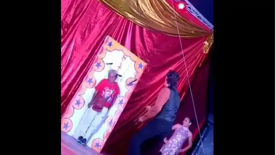 Frame del momento en el que el mago lanza un cuchillo