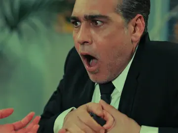 Derin, muerta de celos, ataca a Asya con un cuchillo y... ¡acaba apuñalando a Volkan! Derin, muerta de celos, ataca a Asya con un cuchillo y... ¡acaba apuñalando a Volkan!