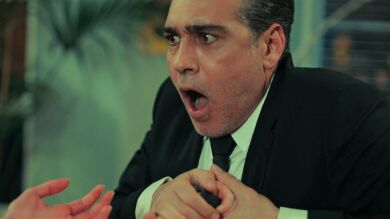 Derin, muerta de celos, ataca a Asya con un cuchillo y... ¡acaba apuñalando a Volkan!