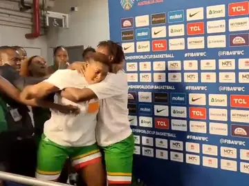 Pelea entre dos jugadoras de Mali en plena zona mixta