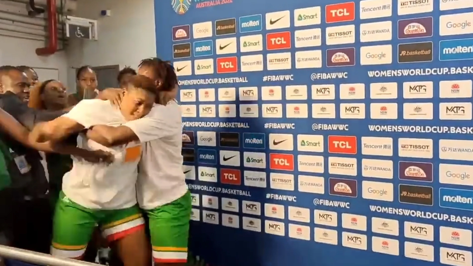 Pelea entre dos jugadoras de Mali en plena zona mixta