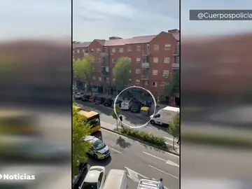 Reducido un hombre con una pistola táser tras amenazar a varios policías con 4 cuchillos en Alcobendas, Madrid Reducido un hombre con una pistola táser tras amenazar a varios policías con 4 cuchillos en Alcobendas, Madrid