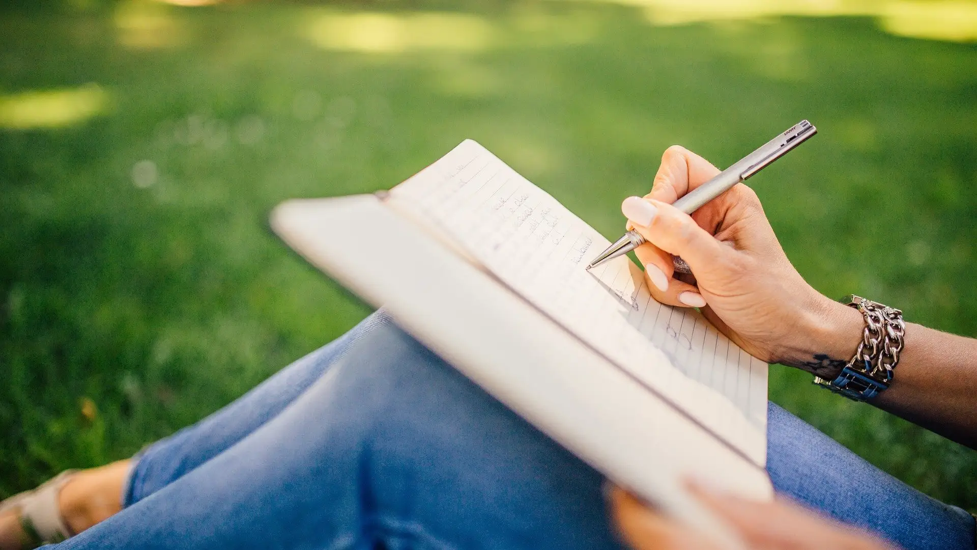 Una mujer escribiendo Una mujer escribiendo