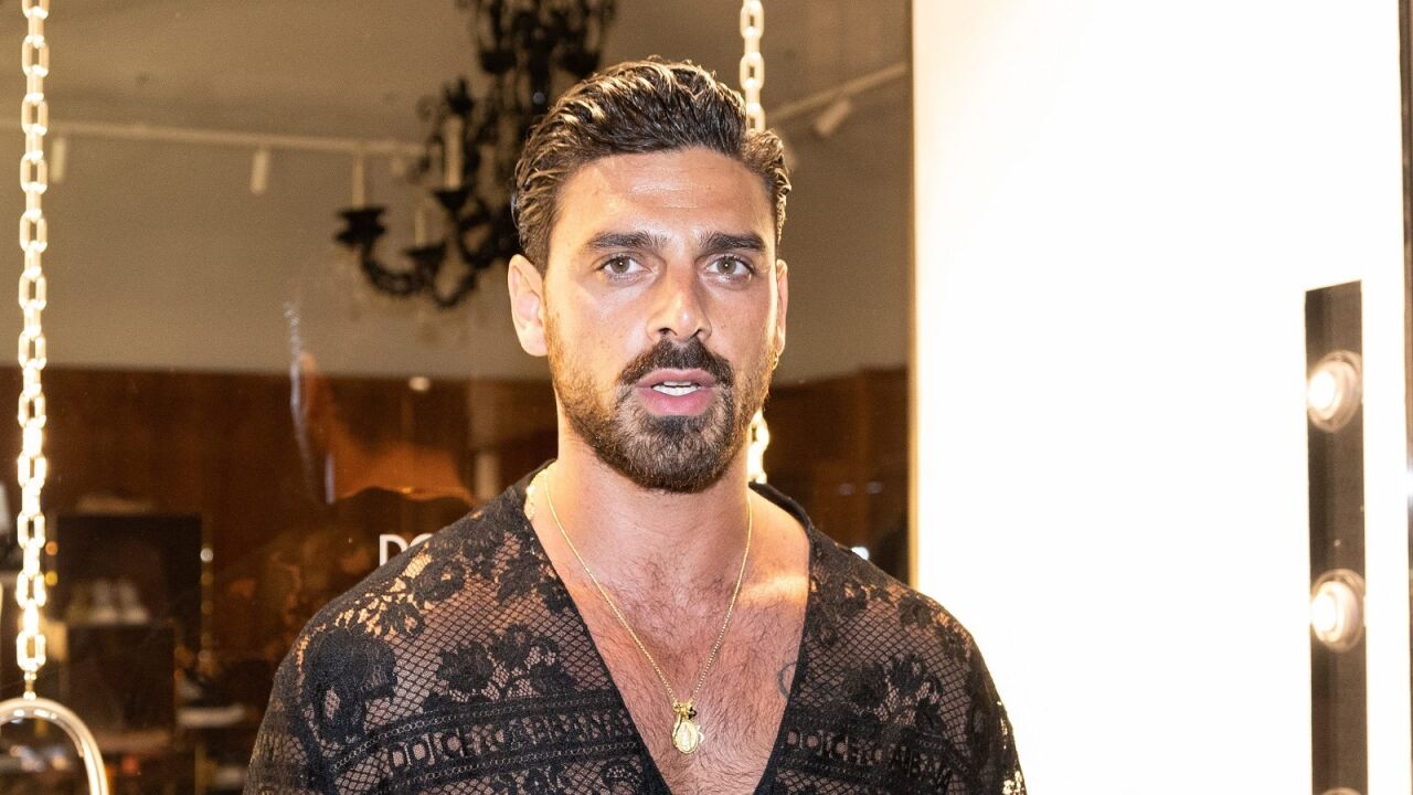 El actor Michele Morrone pillado con una Kardashian en Italia disparando rumores de romance