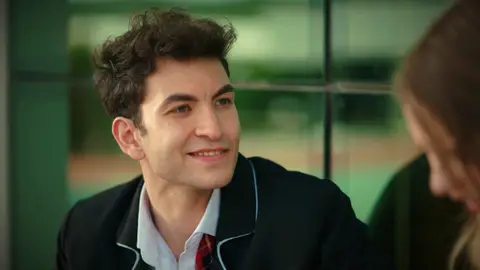 El plan de Tolga continúa: “¿A alguien le gustaría pasar una noche loca con Asiye?" El plan de Tolga continúa: “¿A alguien le gustaría pasar una noche loca con Asiye?"