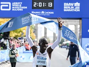 Eliud Kipchogue cruza la meta del maratón de Berlín y establece un nuevo récord del mundo Eliud Kipchogue cruza la meta del maratón de Berlín y establece un nuevo récord del mundo