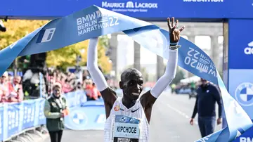Eliud Kipchogue cruza la meta del maratón de Berlín y establece un nuevo récord del mundo