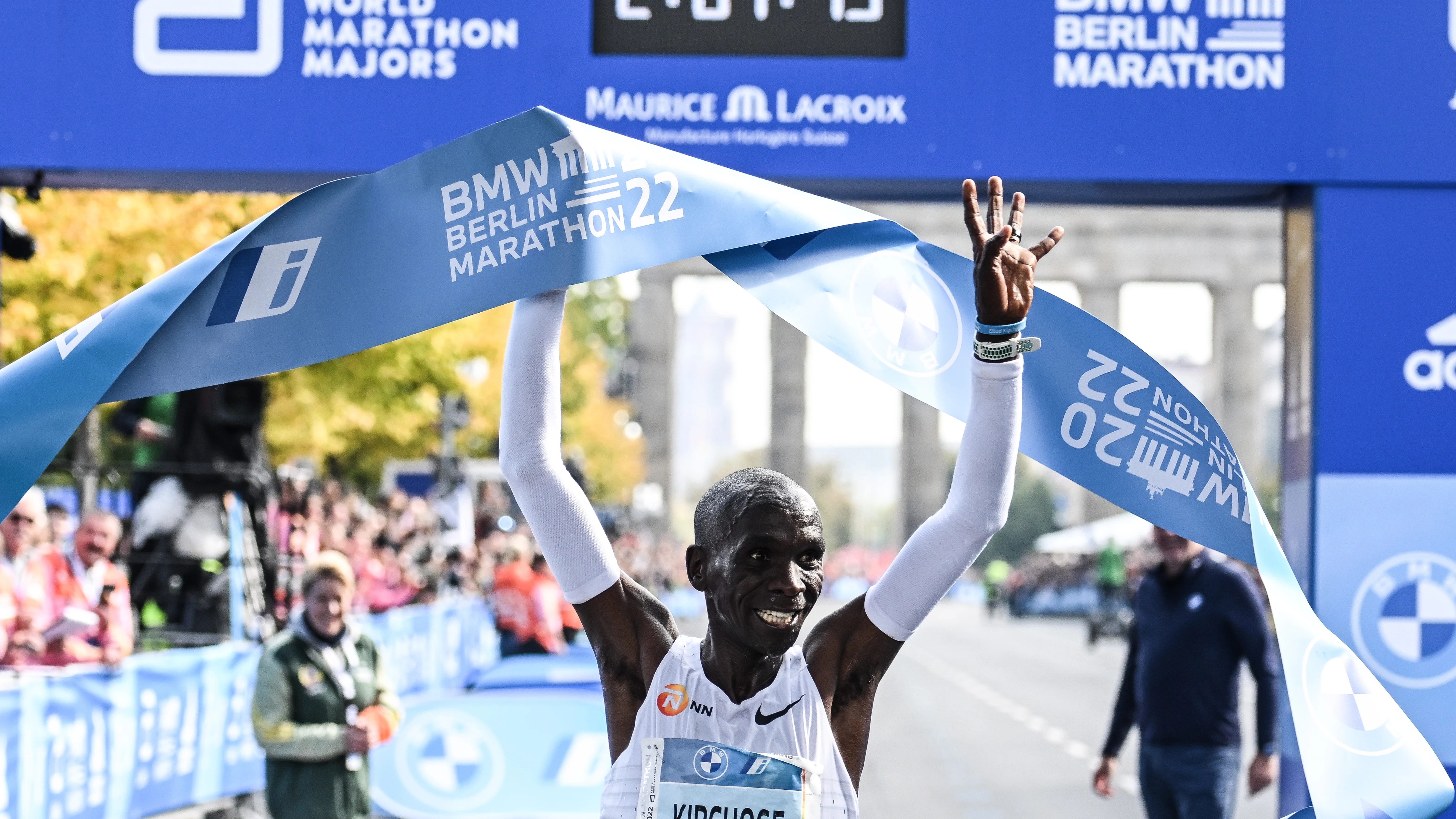 Eliud Kipchogue cruza la meta del marat&oacute;n de Berl&iacute;n y establece un nuevo r&eacute;cord del mundo
