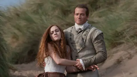 Sophie Skelton y Ed Speleers como Brianna Fraser y Joseph Bonnet en 'Outlander' Sophie Skelton y Ed Speleers como Brianna Fraser y Joseph Bonnet en 'Outlander'