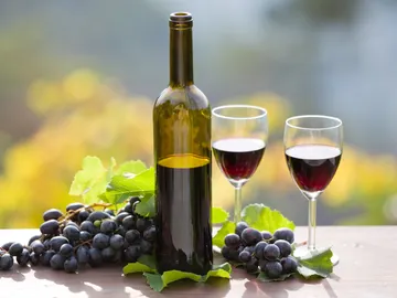 Botella de vino y copas Botella de vino y copas