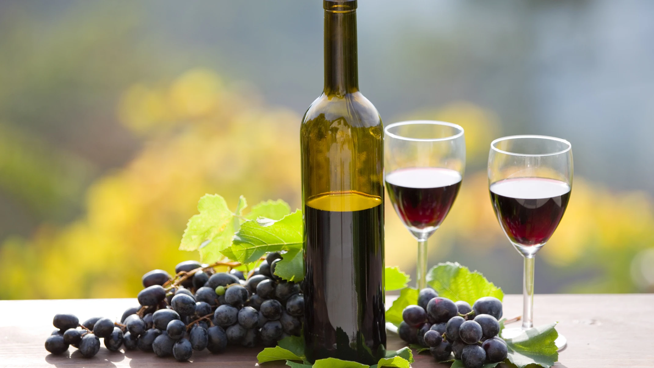 Botella de vino y copas