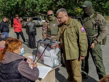 Soldados prorrusos vigilan las urnas de votación en Mariúpol