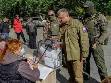 Soldados prorrusos vigilan las urnas de votación en Mariúpol Soldados prorrusos vigilan las urnas de votación en Mariúpol