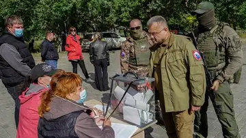 Soldados prorrusos vigilan las urnas de votación en Mariúpol