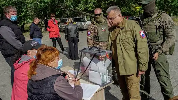 Soldados prorrusos vigilan las urnas de votación en Mariúpol Soldados prorrusos vigilan las urnas de votación en Mariúpol