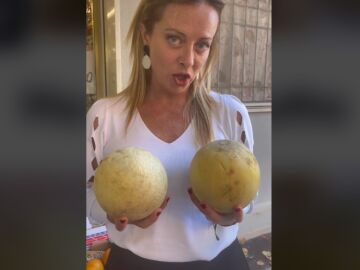 Giorgia Meloni, pidiendo el voto con dos melones, antes de certificarse su victoria en Italia