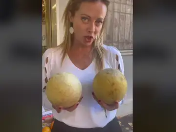 Giorgia Meloni, pidiendo el voto con dos melones, antes de certificarse su victoria en Italia Giorgia Meloni, pidiendo el voto con dos melones, antes de certificarse su victoria en Italia