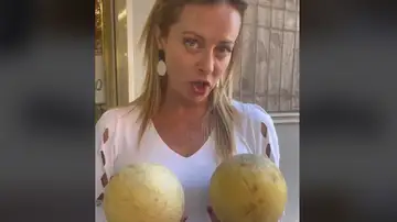 Giorgia Meloni, pidiendo el voto con dos melones, antes de certificarse su victoria en Italia