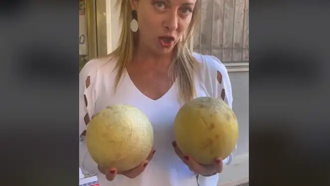 Giorgia Meloni, pidiendo el voto con dos melones, antes de certificarse su victoria en Italia