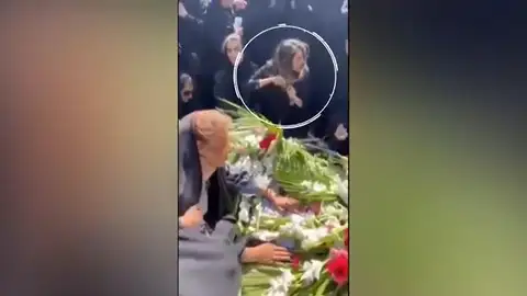 Hermana fallecida se corta el pelo en Irán Hermana fallecida se corta el pelo en Irán