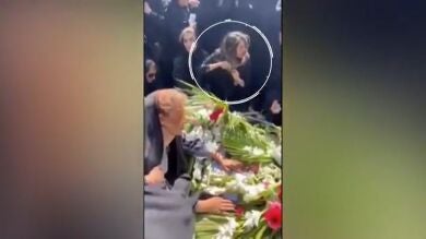 La hermana de una de las fallecidas en las protestas en Irán se corta el pelo sobre su tumba en señal de protesta 