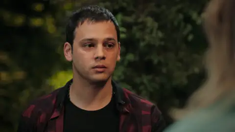 Oğulcan, decepcionado al descubrir que Harika les ha mentido a todos Oğulcan, decepcionado al descubrir que Harika les ha mentido a todos