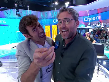 El reto ‘imposible’ de Dani Muriel y Máximo Huerta: ¿se puede bailar la sintonía de ‘Cheers’? El reto ‘imposible’ de Dani Muriel y Máximo Huerta: ¿se puede bailar la sintonía de ‘Cheers’?