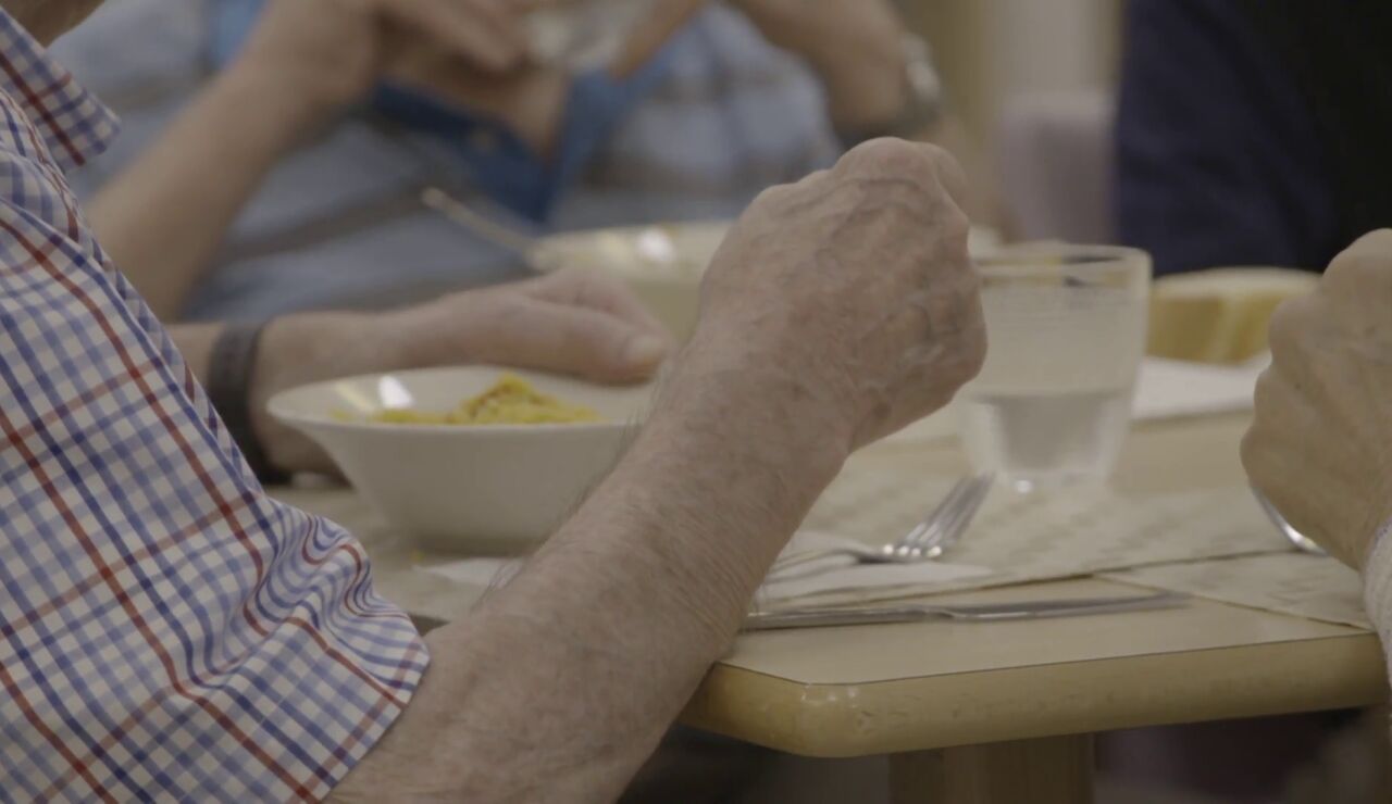 Imagen de una persona mayor comiendo