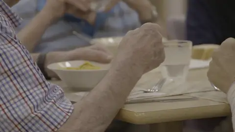 Un anciano comiendo en la residencia Un anciano comiendo en la residencia