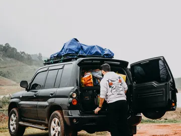 Una persona cargando un coche Una persona cargando un coche
