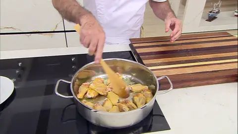 Añade los dientes de ajo y el pimiento choricero Añade los dientes de ajo y el pimiento choricero