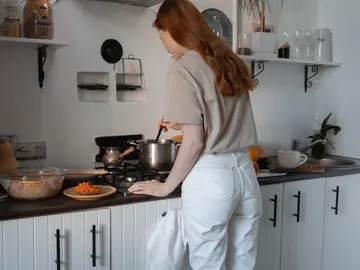 Una mujer cocinando. Una mujer cocinando.