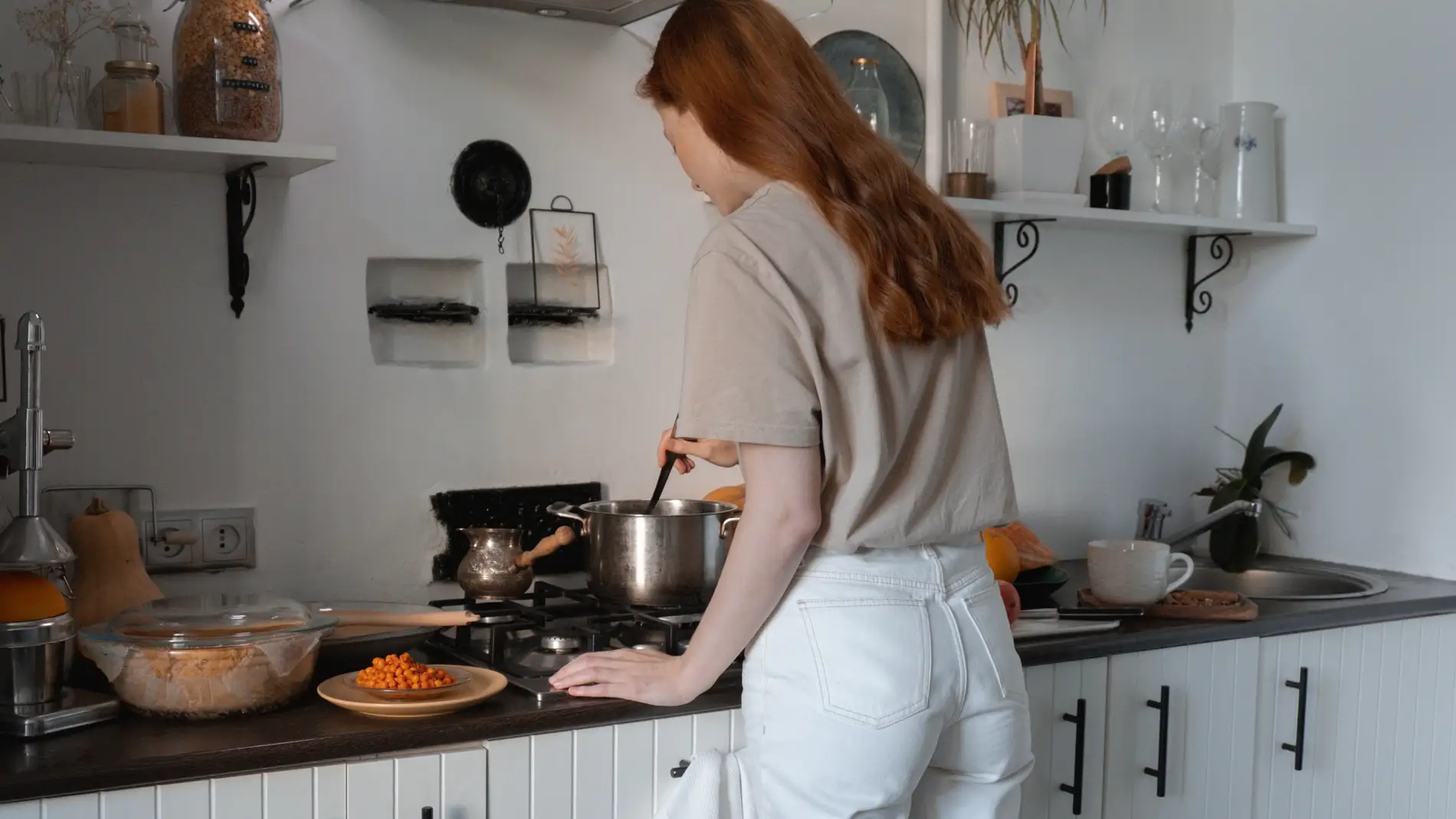 Una mujer cocinando.
