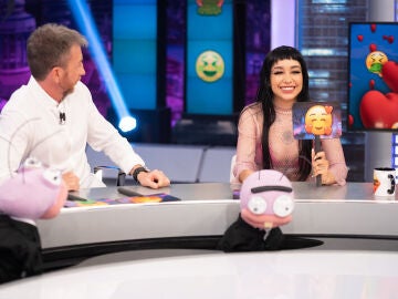 &iquest;Hacerlo en la playa? Mar&iacute;a Becerra se atreve con el juego m&aacute;s comprometido: &ldquo;La arena entre los pliegues&hellip;&rdquo;