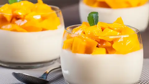 Mousse de chocolate blanco con mango. Mousse de chocolate blanco con mango.