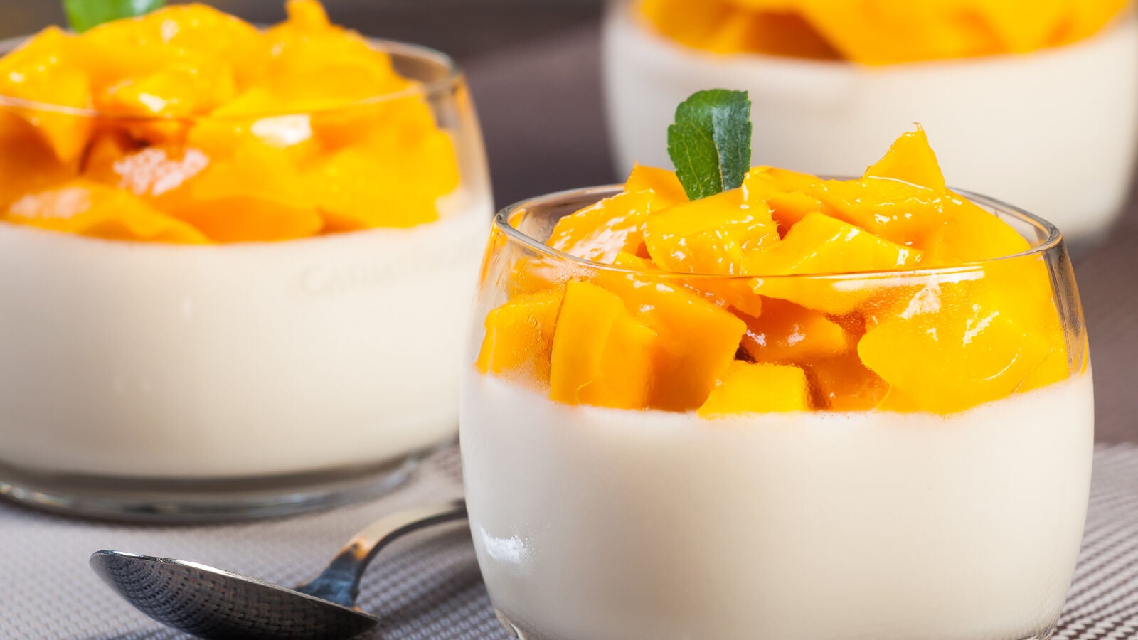 Cómo preparar en casa mousse de chocolate blanco y mango