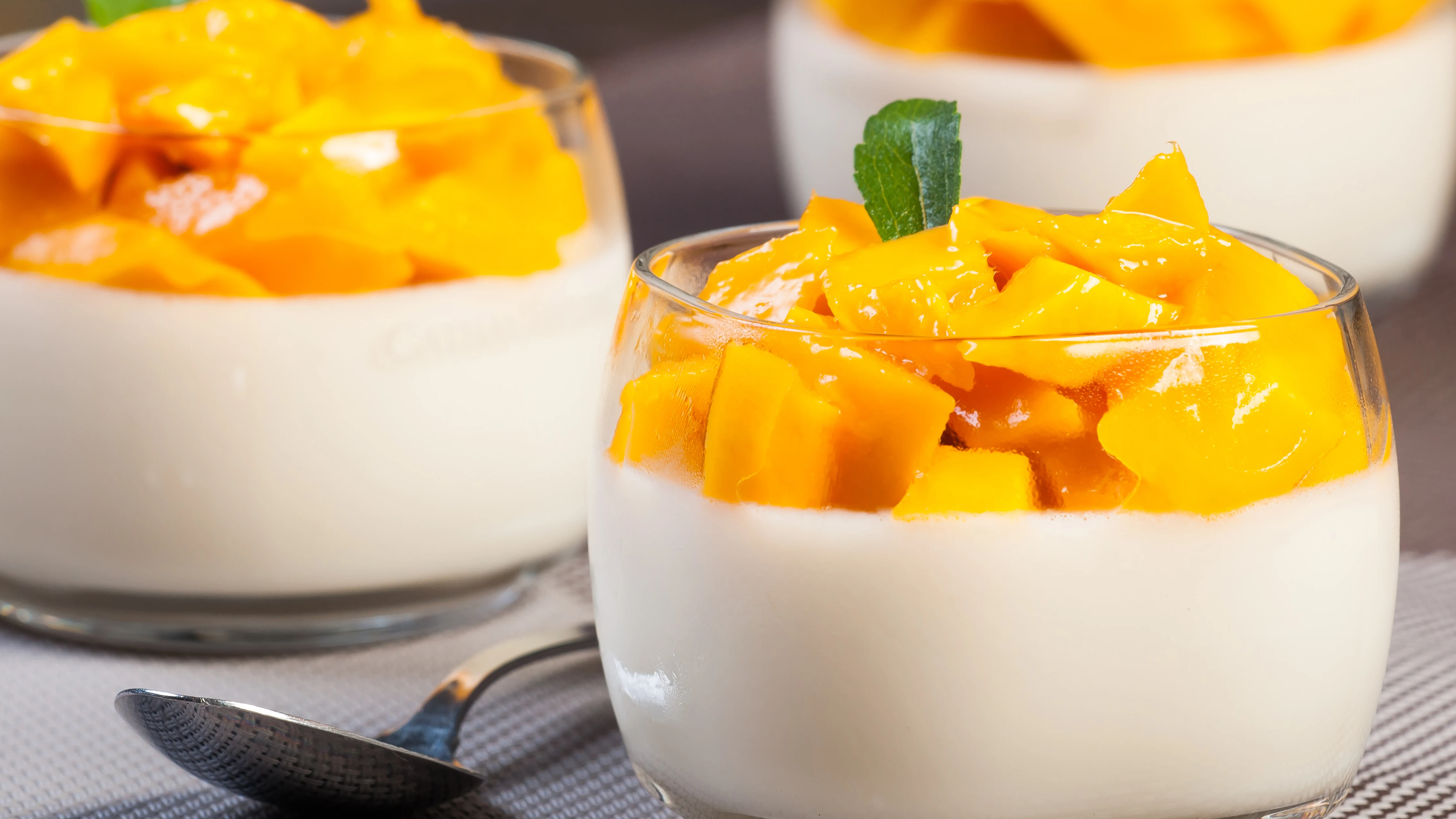 Mousse de chocolate blanco con mango. Mousse de chocolate blanco con mango.