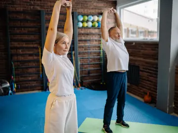 Una mujer y un hombre practicando ejercicio. Una mujer y un hombre practicando ejercicio.
